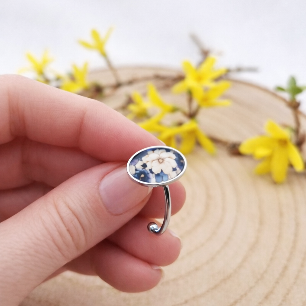 Ring "Blütenmoment - zarte Blüte" - verstellbarer Edelstahlring mit floralem Cabochon