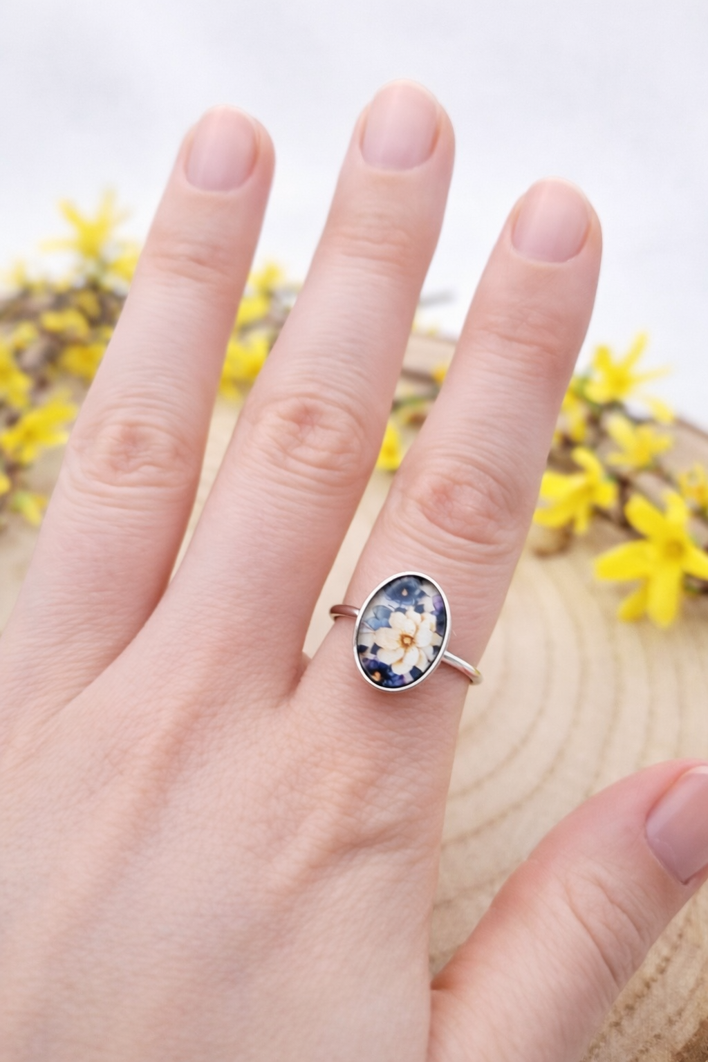 Ring "Blütenmoment - zarte Blüte" - verstellbarer Edelstahlring mit floralem Cabochon