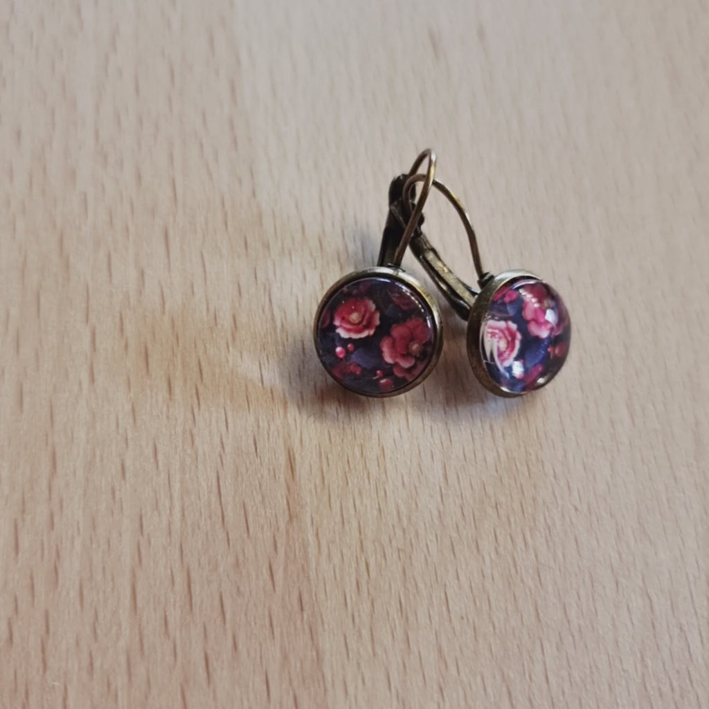 Florale Cabochon-Ohrringe