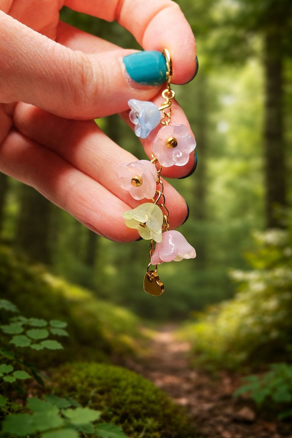 Blütenzauber Ohrhänger – Pastellblumen & Herz – 18K vergoldet