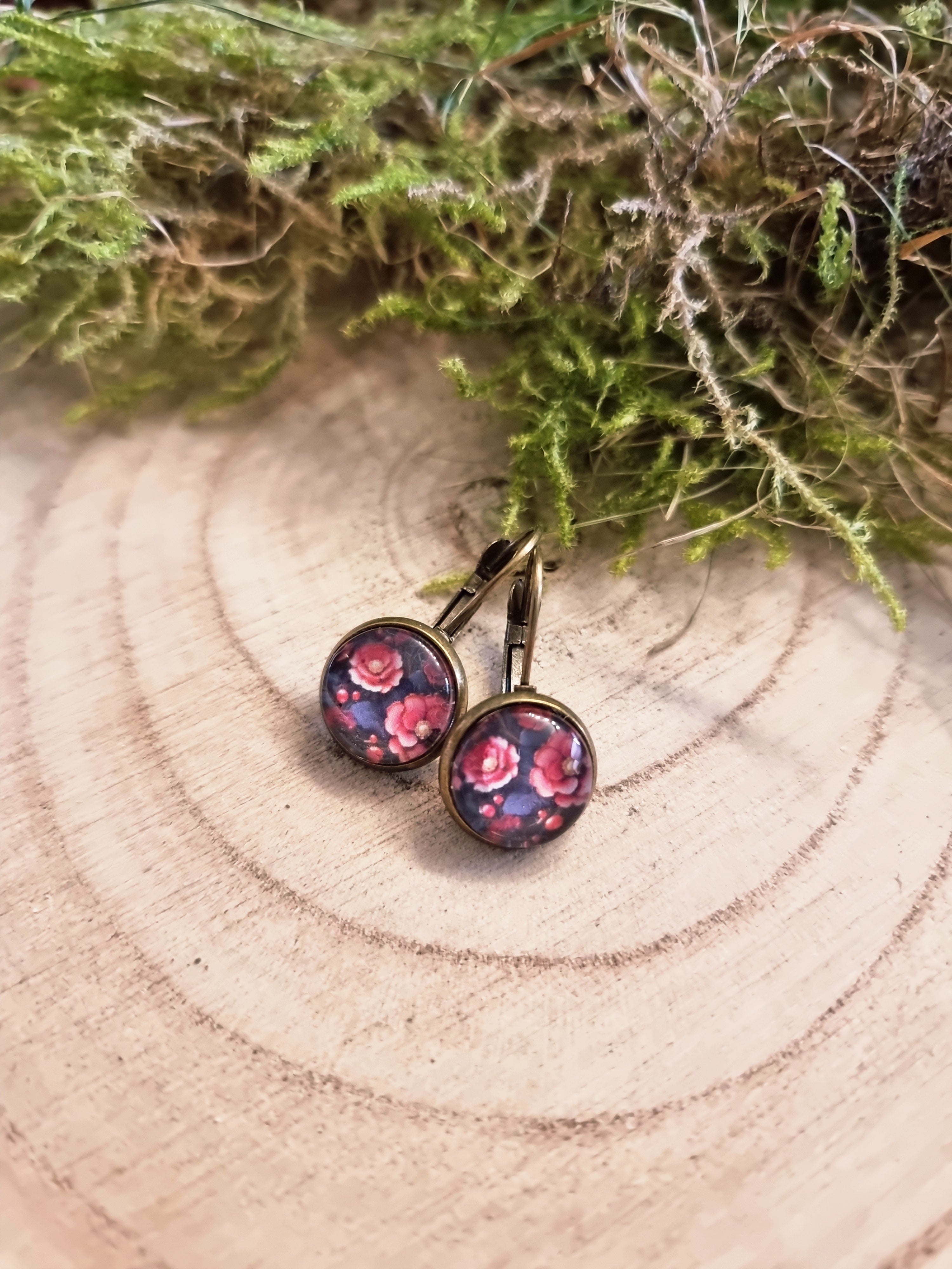 Florale Cabochon-Ohrringe