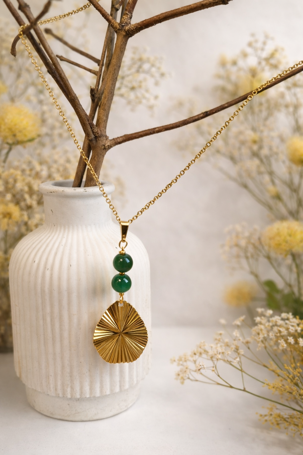 Kette „Waldlicht“ – vergoldeter Anhänger mit grünen Glasperlen