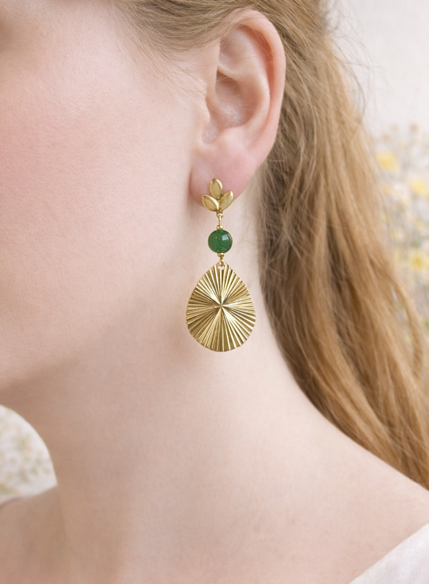 Blattohrringe „Waldlicht“ – vergoldeter Anhänger mit grüner Glasperle