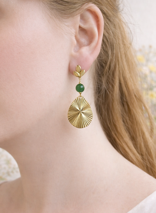 Blattohrringe „Waldlicht“ – vergoldeter Anhänger mit grüner Glasperle