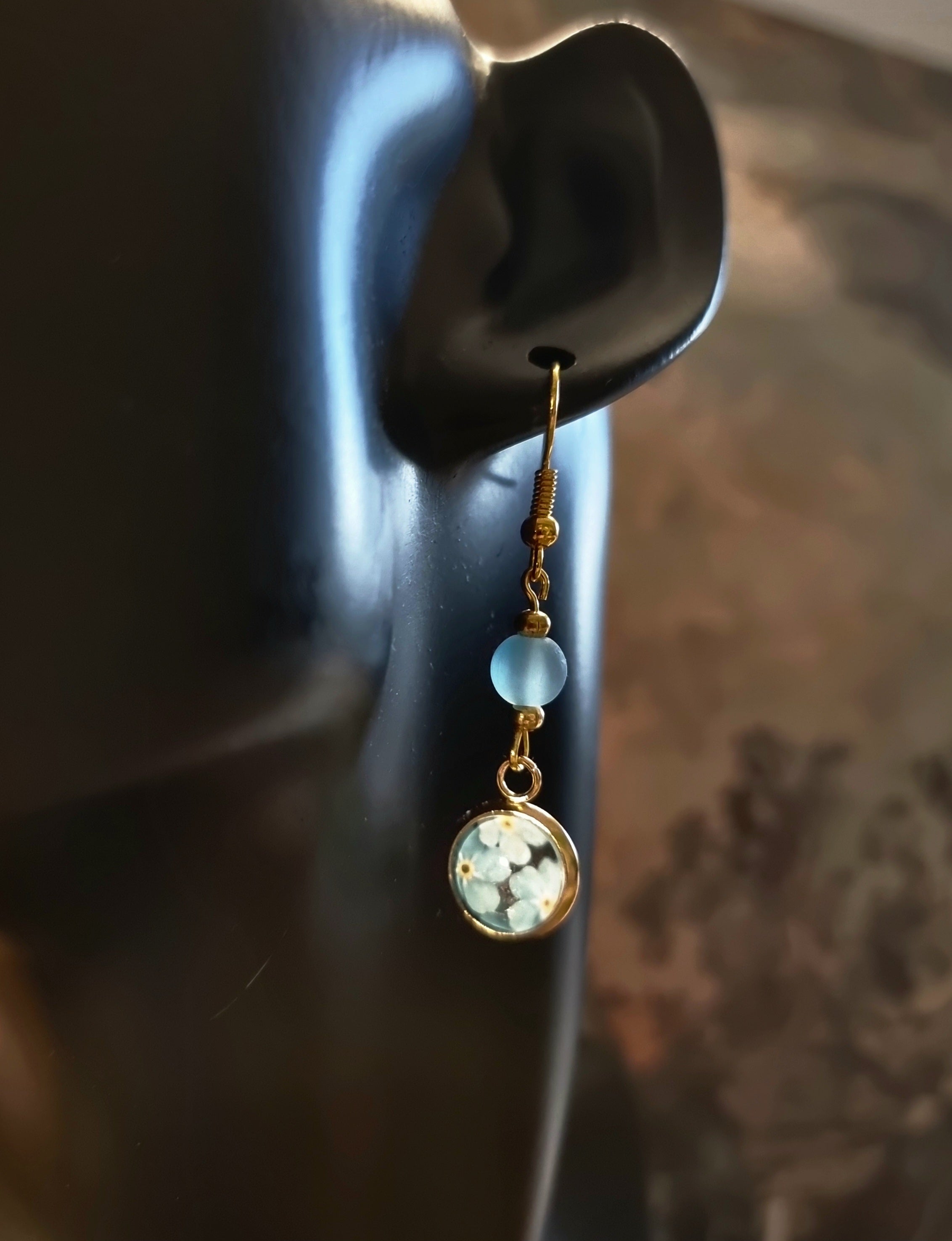 Goldfarbene Blumenohrringe