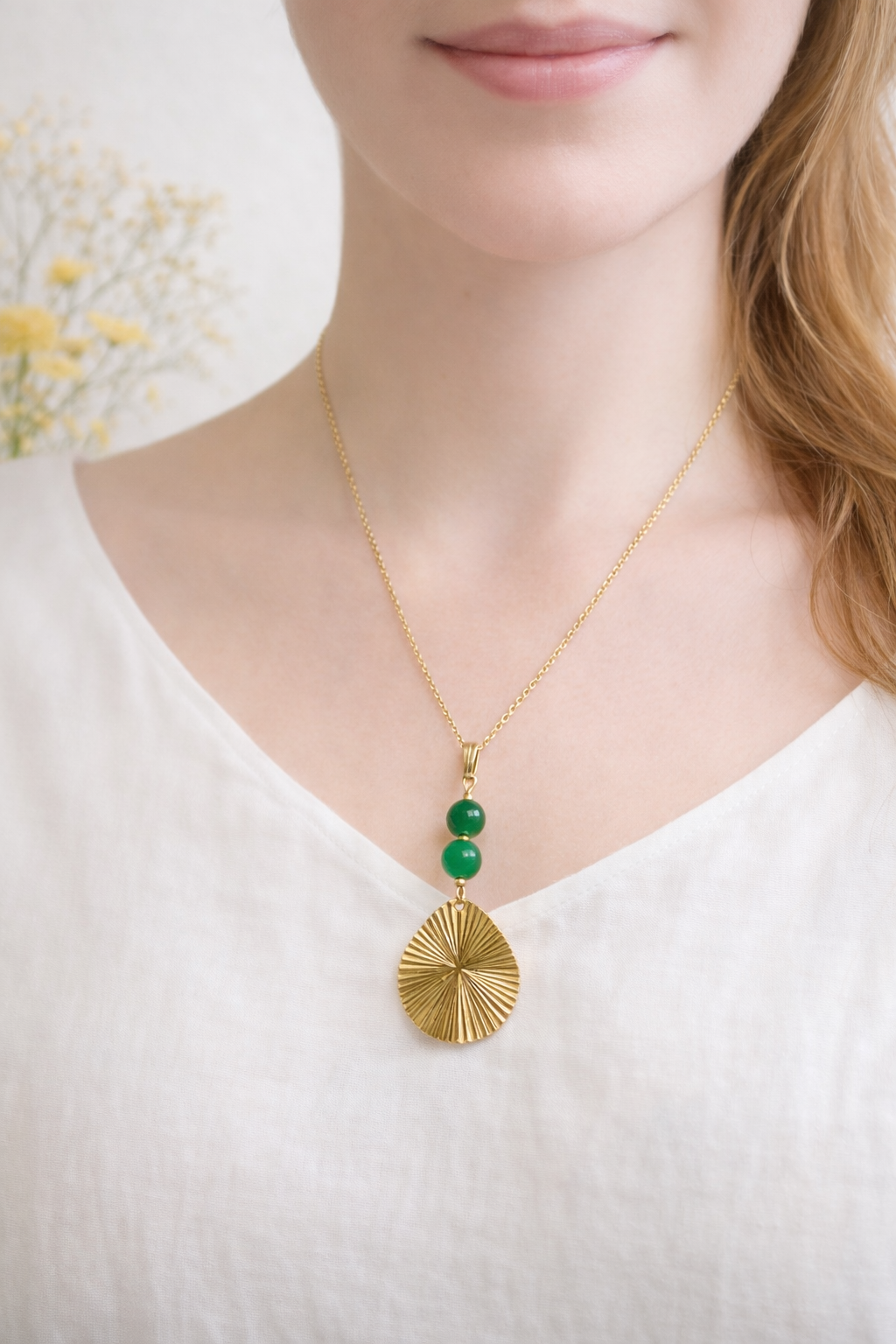 Kette „Waldlicht“ – vergoldeter Anhänger mit grünen Glasperlen