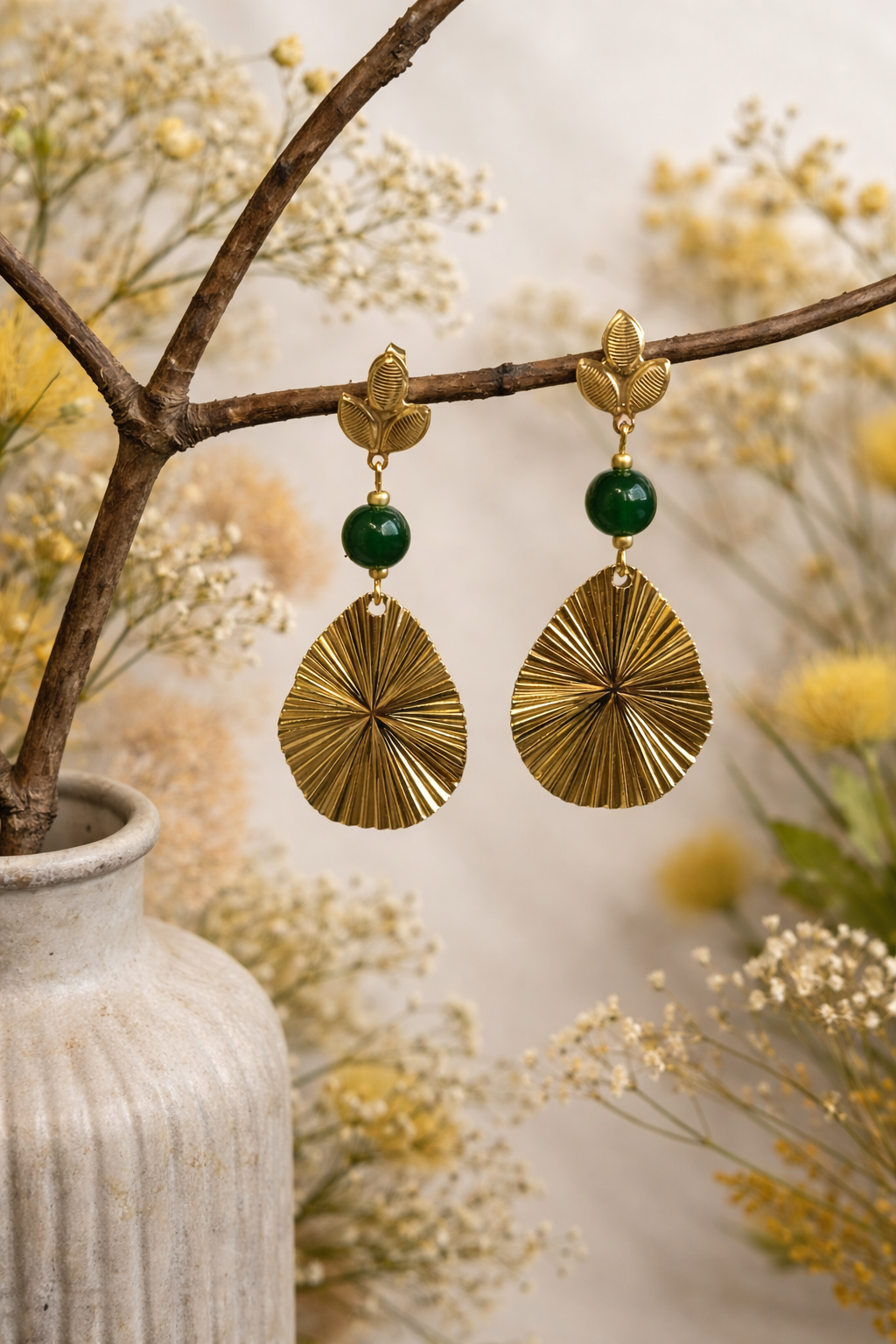 Blattohrringe „Waldlicht“ – vergoldeter Anhänger mit grüner Glasperle