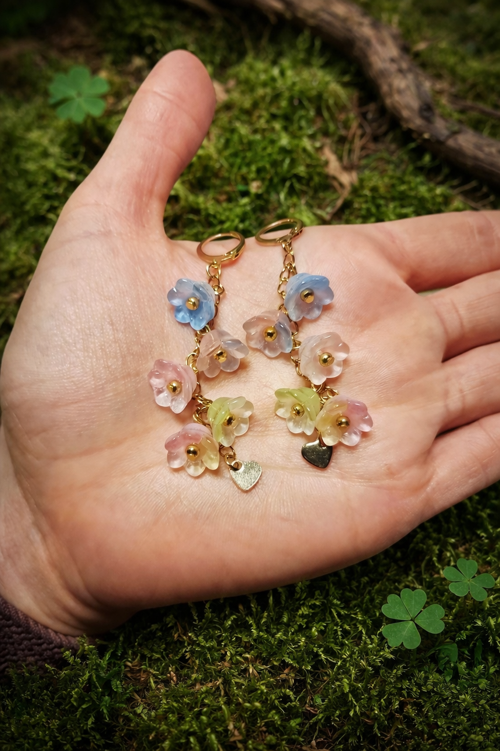 Blütenzauber Ohrhänger – Pastellblumen & Herz – 18K vergoldet