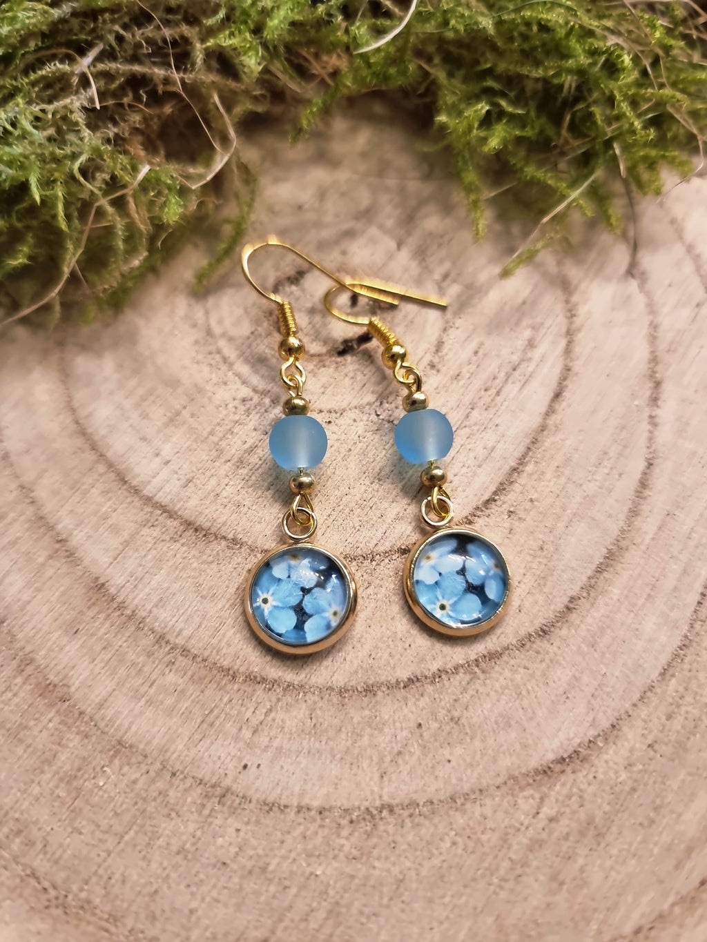 Goldfarbene Blumenohrringe