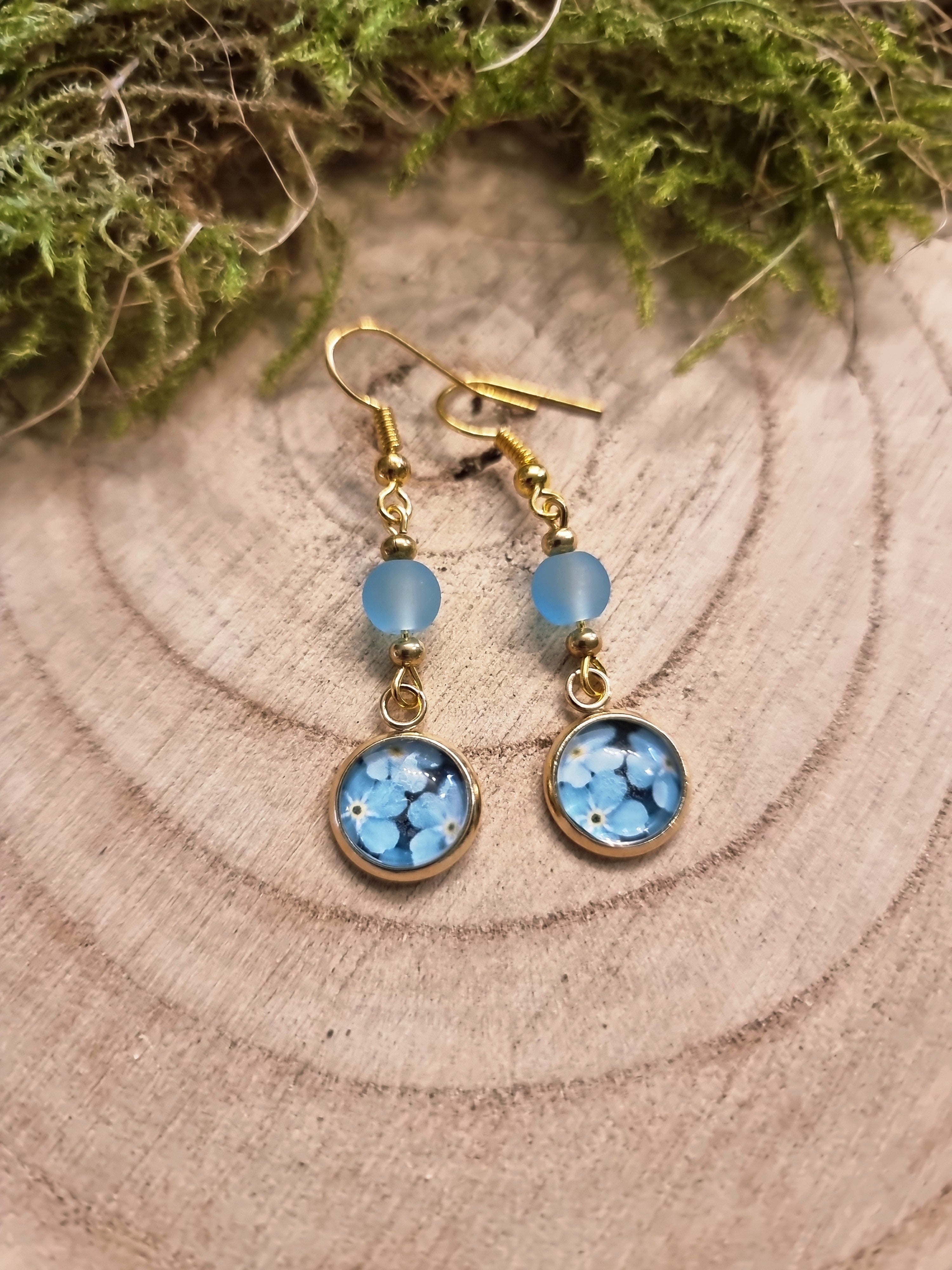 Goldfarbene Blumenohrringe