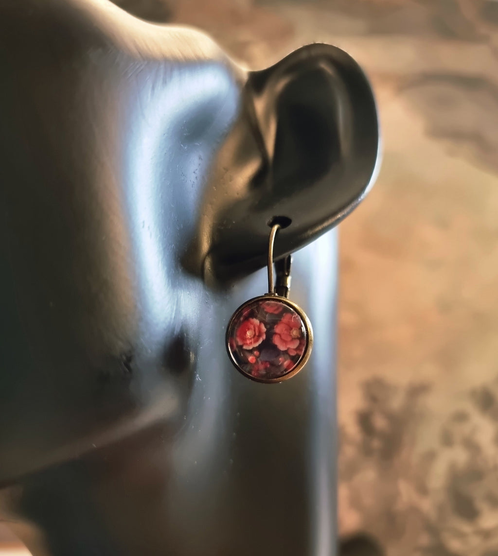 Florale Cabochon-Ohrringe